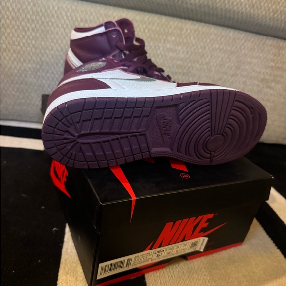 Air Jordan 1s Bordeaux metallic silver white. Women’s size 7. - Picture 3 of 3